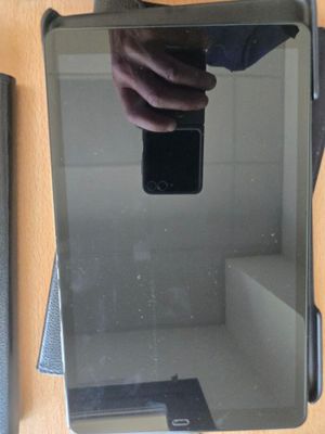 une personne qui prend une photo de son reflet dans un miroir