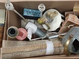 une boîte remplie d'objets assortis qui s'y trouvent