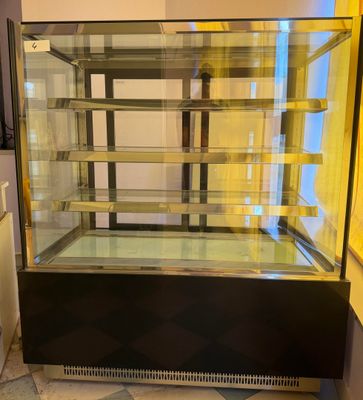 une vitrine en verre dans le coin d'une pièce