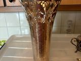 un vase en argent posé sur un comptoir blanc
