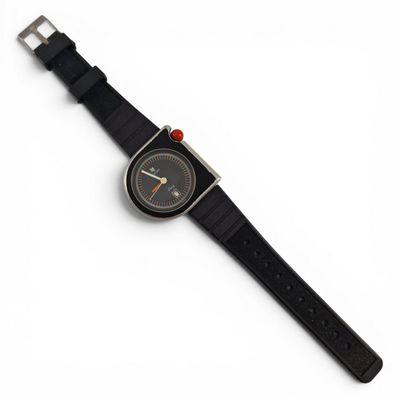 gros plan d'une montre sur une surface blanche