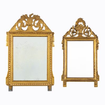 paire de miroirs dorés ornés d'une tête de lion en haut et d'une tête de lion en bas