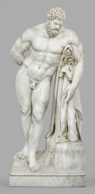 une statue en marbre blanc représentant un homme et une femme