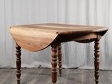 une petite table en bois équipée d'un abattant