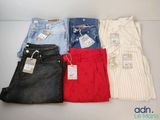 cinq paires de jeans pour homme sont alignées en rang