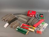 beaucoup de rails et d'autres accessoires de train sur la table