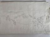 un tissu blanc orné d'un motif floral