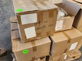 boîtes empilées les unes sur les autres sur une palette dans un entrepôt