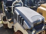 une photo d'un engin de chantier garé sur un parking