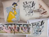de nombreuses photos de personnages Disney disposées sur une table