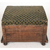PETIT COFFRE LOUIS XIV en bois couvert de tissu à grosses fl… (photo 6)