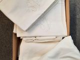 une boîte remplie de serviettes blanches pliées et un chapeau