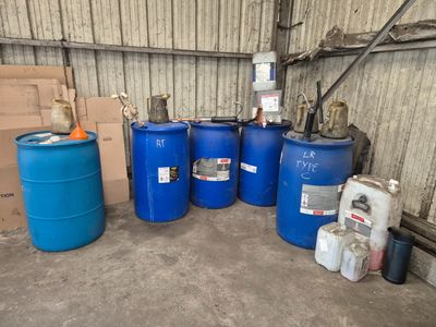 de nombreux fûts d'eau entreposés dans un garage