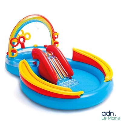une piscine gonflable équipée d'un toboggan et d'un toboggan aquatique