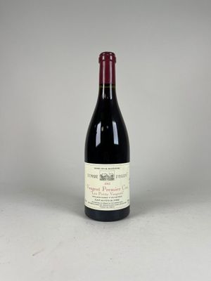 une bouteille de vin rouge posée sur une table blanche