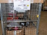 un chariot rempli de cartons dans un entrepôt