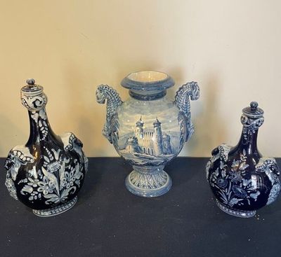 trois vases posés sur une table l'un à côté de l'autre