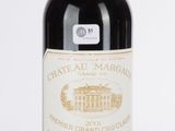 une bouteille de vin posée sur une table