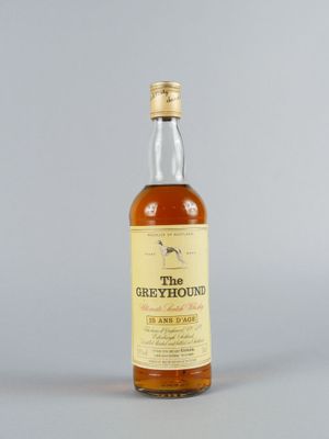 vue de face d'une bouteille de whisky montrant l'étiquette