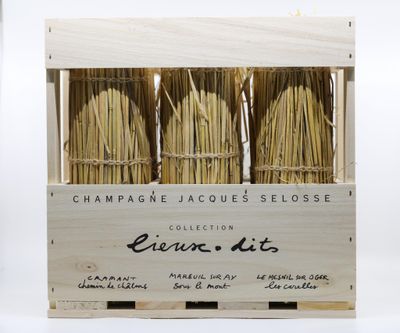 une caisse en bois remplie de paille, posée sur une surface blanche