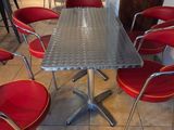 de nombreuses chaises rouges et une table dans une pièce