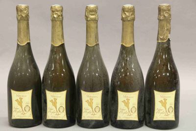quatre bouteilles de vin sont alignées