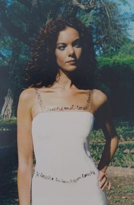 une femme en robe blanche posant pour une photo