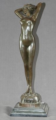 statue en bronze représentant une femme portant les mains à sa tête