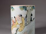 une tasse décorée d'une peinture, posée sur une table