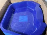 une piscine en plastique bleue à l'intérieur d'un carton