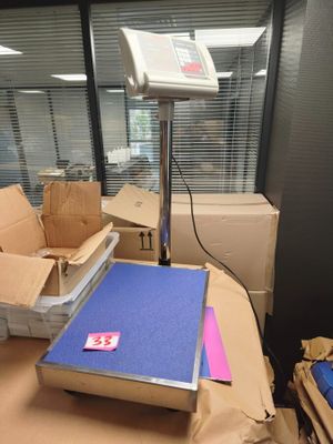 une balance posée sur une table dans une pièce