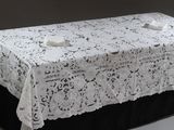 une table recouverte d'une nappe en dentelle blanche