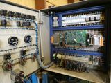 un grand tableau électrique contenant de nombreux fils