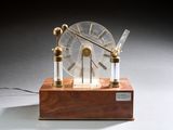 une horloge posée sur un socle en bois