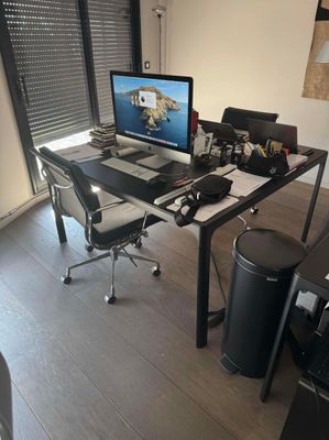 un bureau sur lequel se trouvent un ordinateur portable et un moniteur