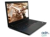 l'ordinateur portable est ouvert sur une surface blanche, avec une vidéo à l'écran