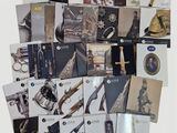 un lot de cartes posées sur une table