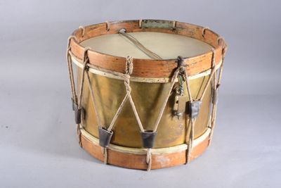 un tambour posé sur une surface blanche