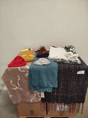 une pile de vêtements posée sur une caisse en bois