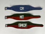 trois couleurs différentes de bracelets portant l'inscription « smicc »