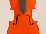 un violon orange avec un archet noir sur fond blanc
