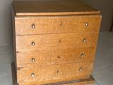 une commode en bois dans le coin d'une pièce