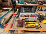 un établi avec des outils dans un garage