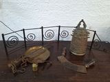 une table sur laquelle se trouvent une horloge, une cloche, un couteau et d'autres objets