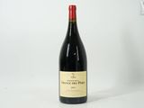 une bouteille de vin posée sur une table