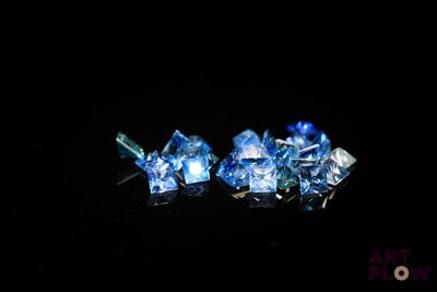 trois cristaux bleus sur un fond noir