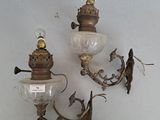 paire d'appliques murales anciennes en laiton avec des globes en verre