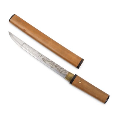 gros plan d'un couteau avec un manche en bois sur fond blanc