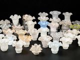 de nombreux vases en verre posés sur une surface noire