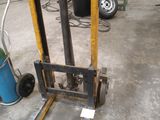 une photo d'un chariot élévateur dans un garage